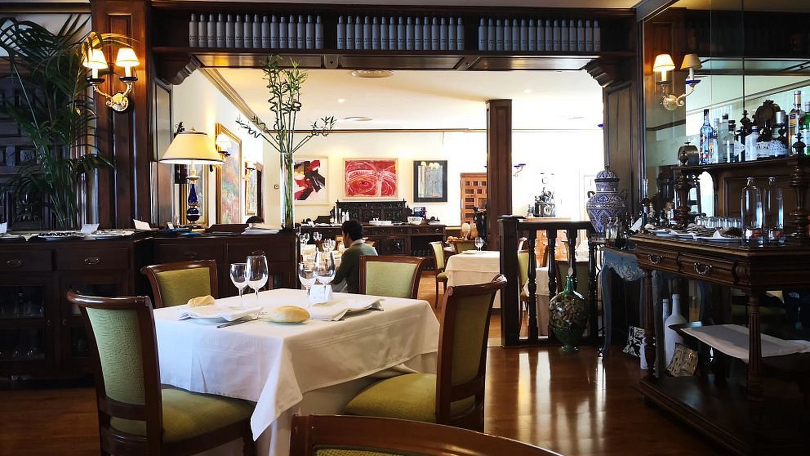 Sus salones de comida, con una decoración elegante, son punto de encuentro de los amantes de la gastronomía de toda la vida.