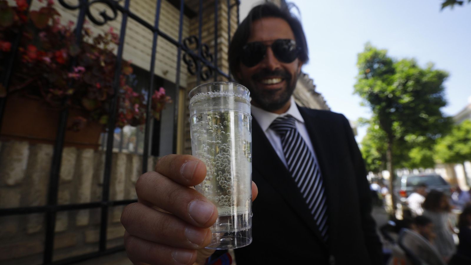 Una copita de burbujeante Embrujito.