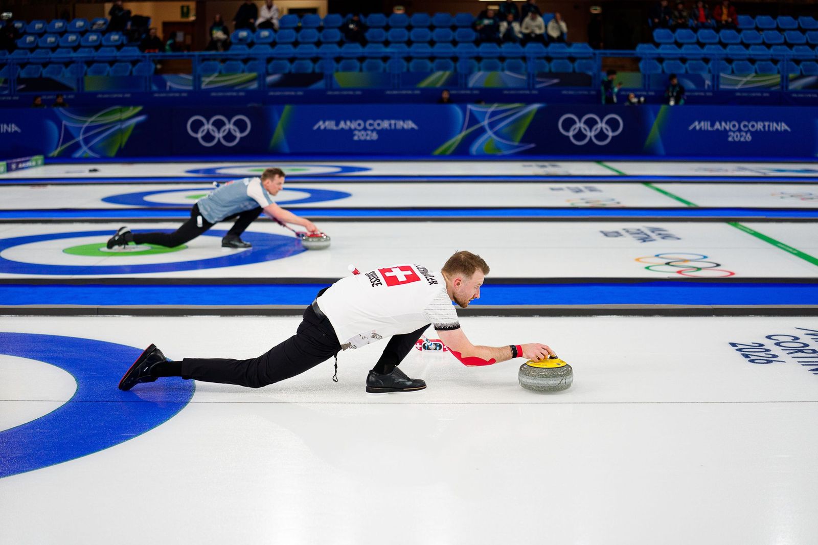El suizo Yannick Schwaller en una prueba de dobles mixtos de curling, que empezó ayer.