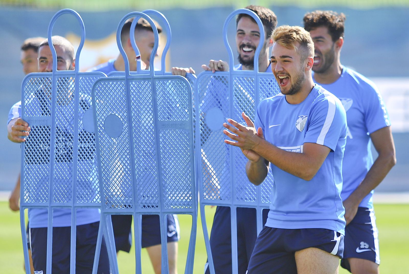 Javier Ontiveros aplaude durante un entrenamiento.