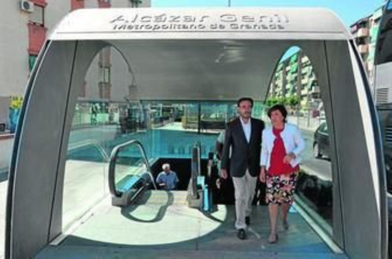 El consejero Felipe López junto a la delegada del Gobierno, Sandra García, en su visita a Alcázar Genil el pasado verano.