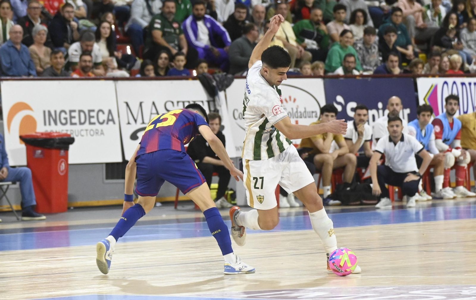 Las mejores fotos del ambiente en Vista Alegre para el Córdoba Futsal - Barça