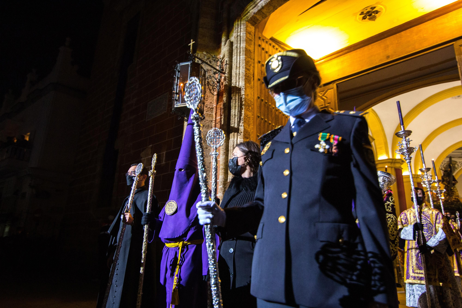 Madrugada de Viernes Santo en San Fernando: Las imágenes del Nazareno