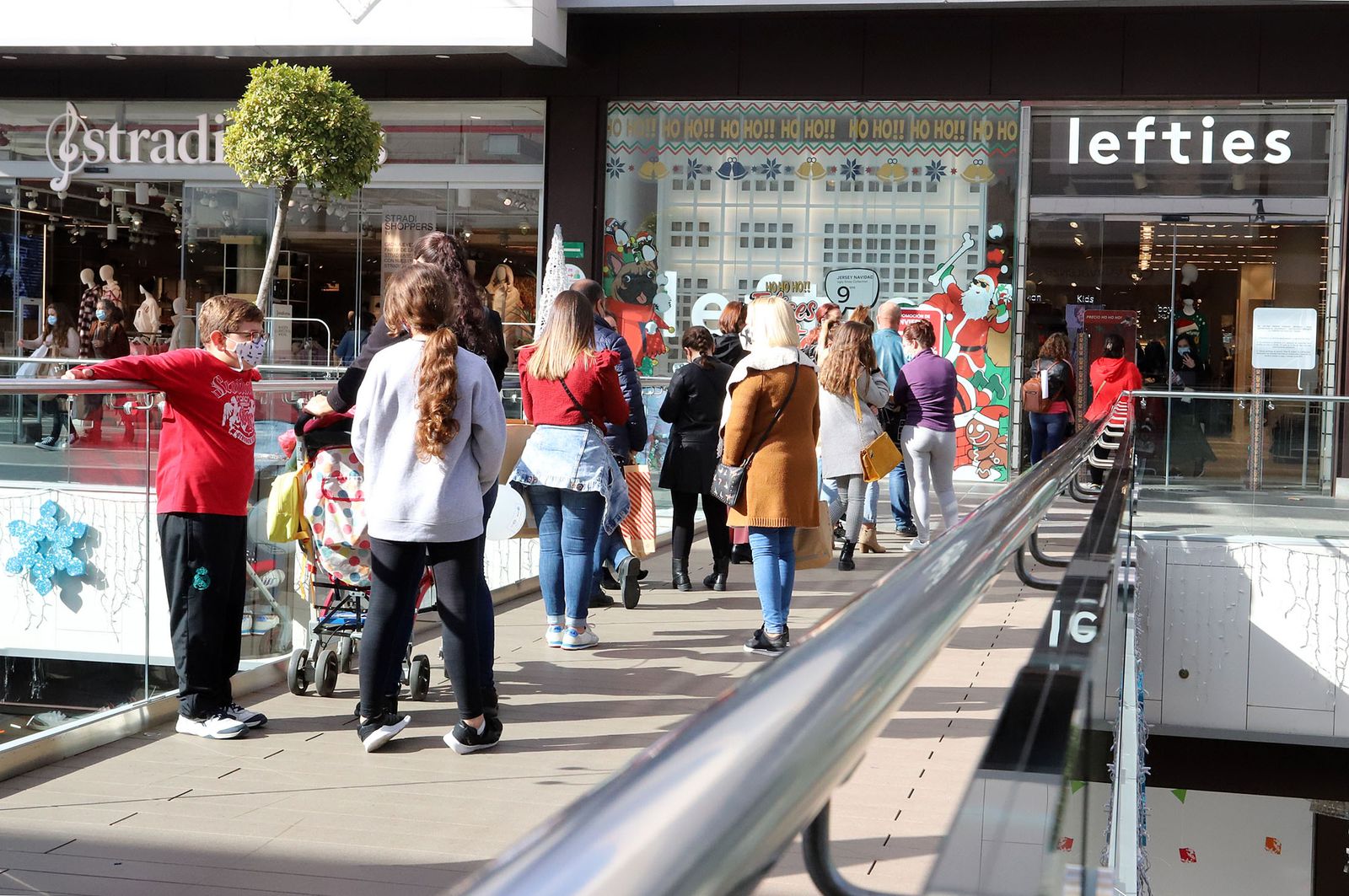 Holea sortea curiosos localizadores antipérdidas para celebrar el Día de la Madre en Huelva