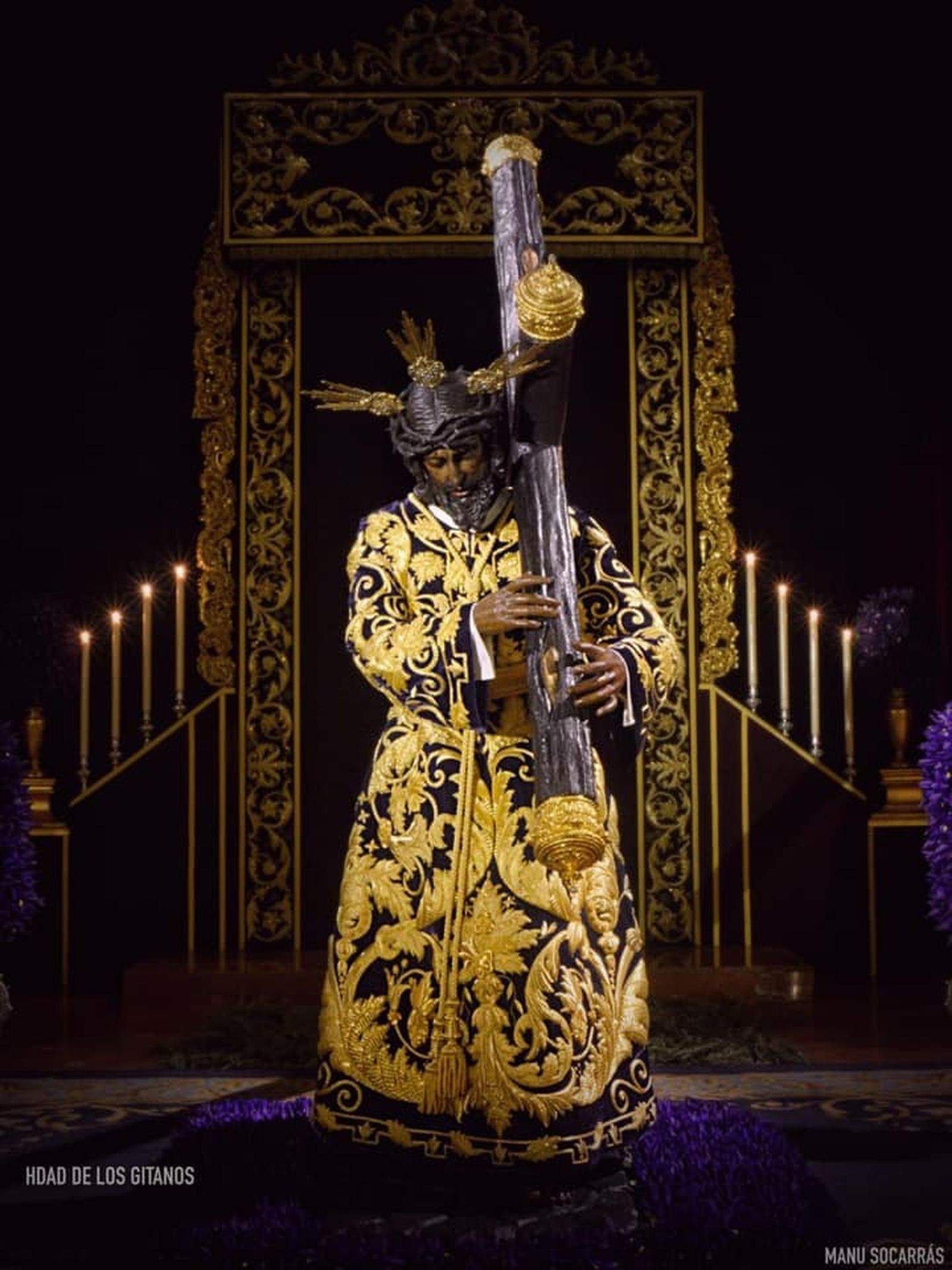 El Señor de la Salud con su túnica bordada.