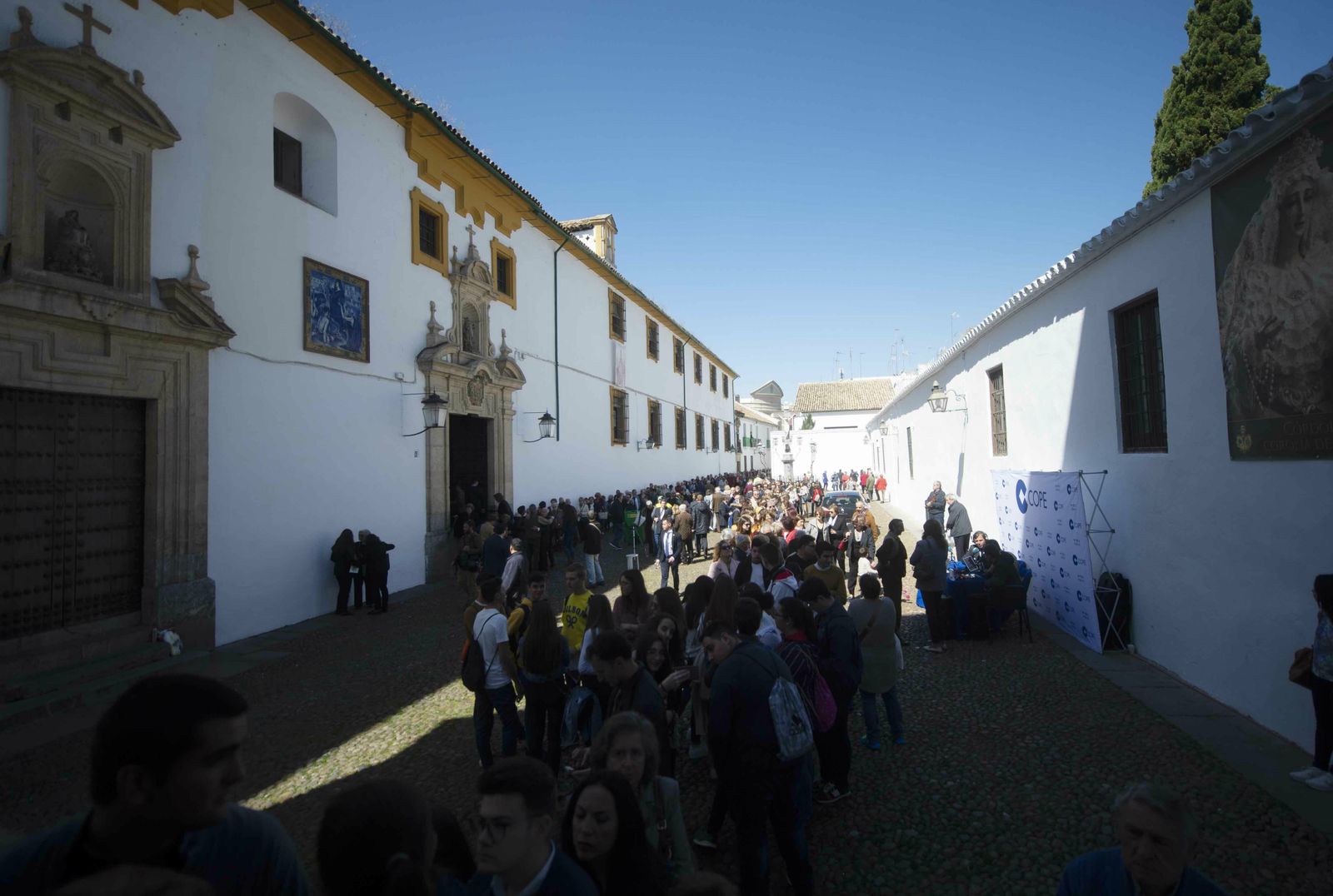 Colas en Capuchinos.