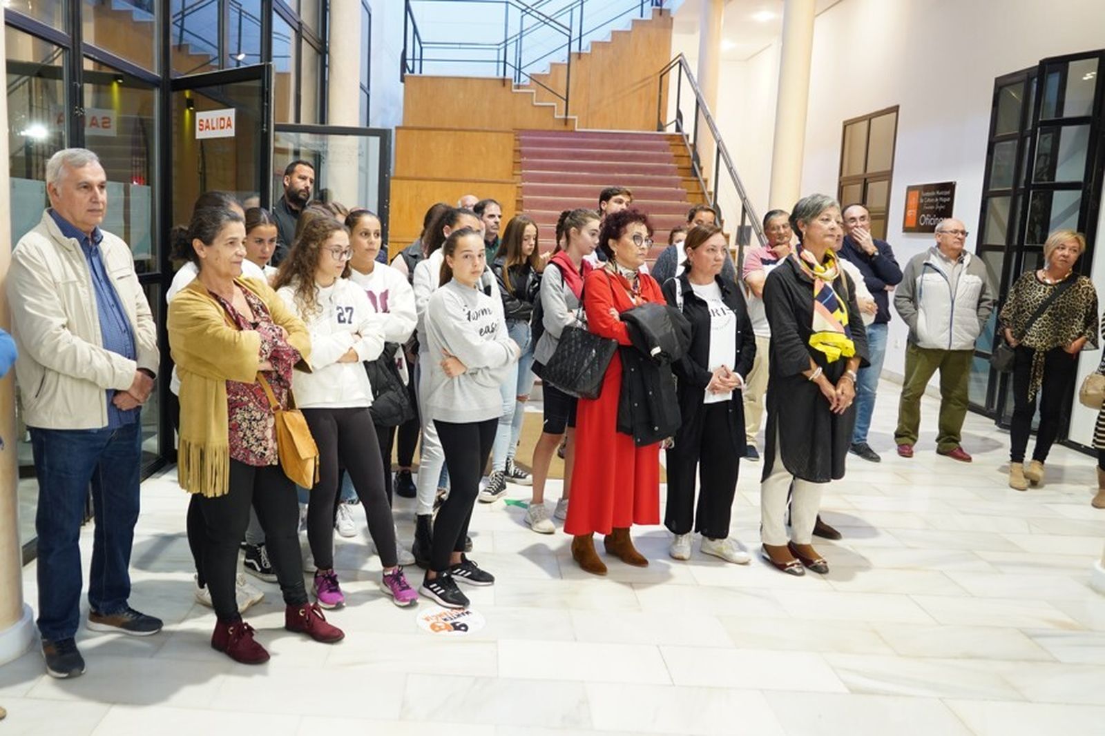 Algunos de los asistentes al acto inaugural de la exposición.