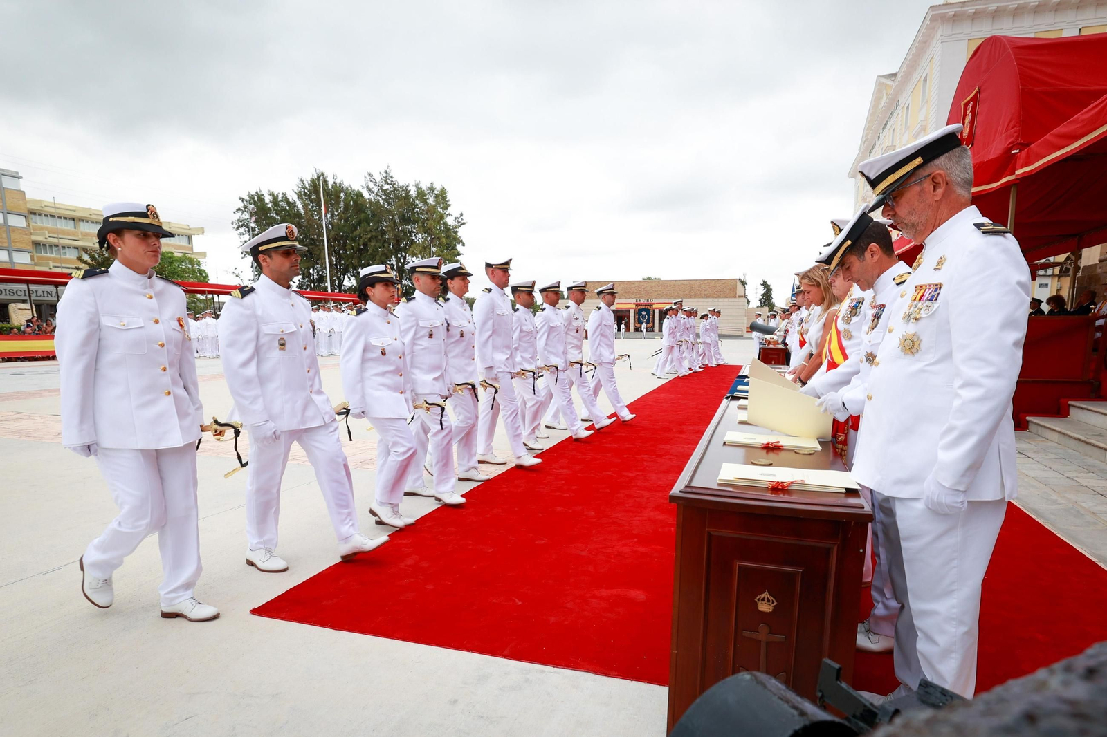 Las imágenes de la entrega de despachos a los nuevos suboficiales de la Armada que ha presidido el Rey en San Fernando