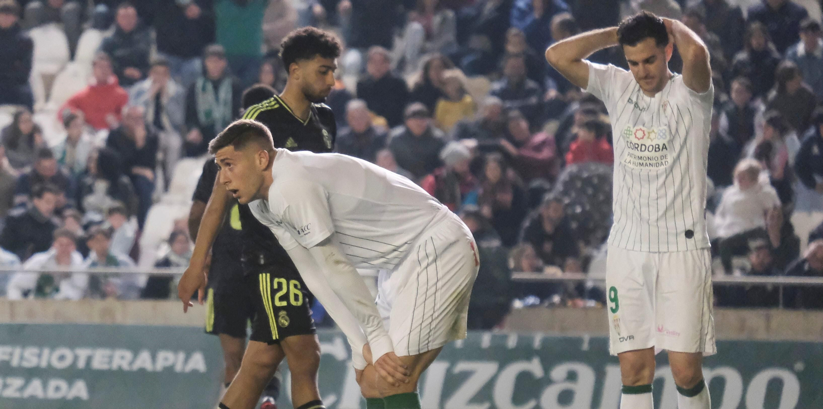 Jorge Moreno y Juan Villar, desesperado en el tramo final del Córdoba CF - Real Madrid Castilla.
