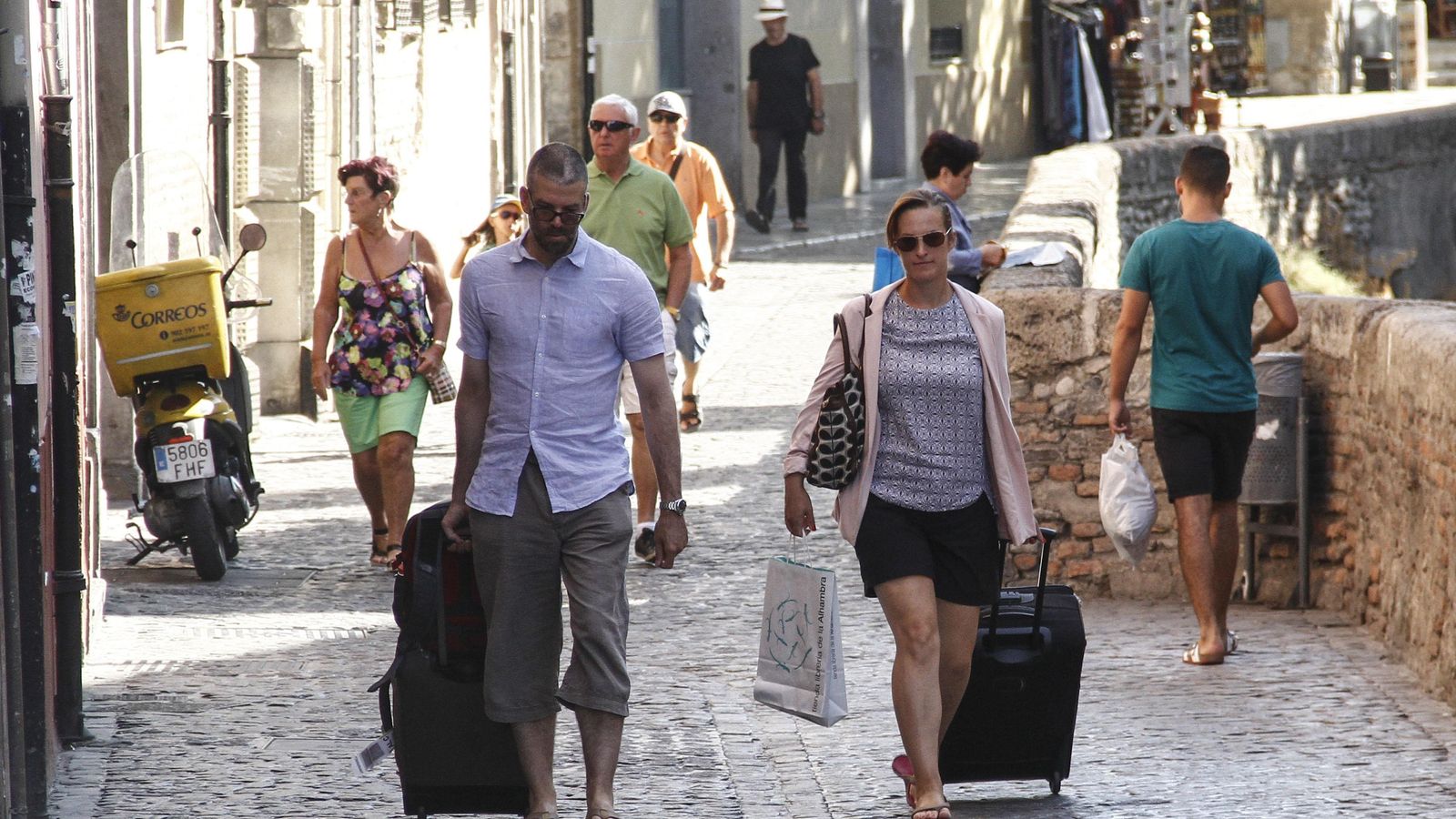 Turistas y maletas son comunes por las calles del centro de Granada