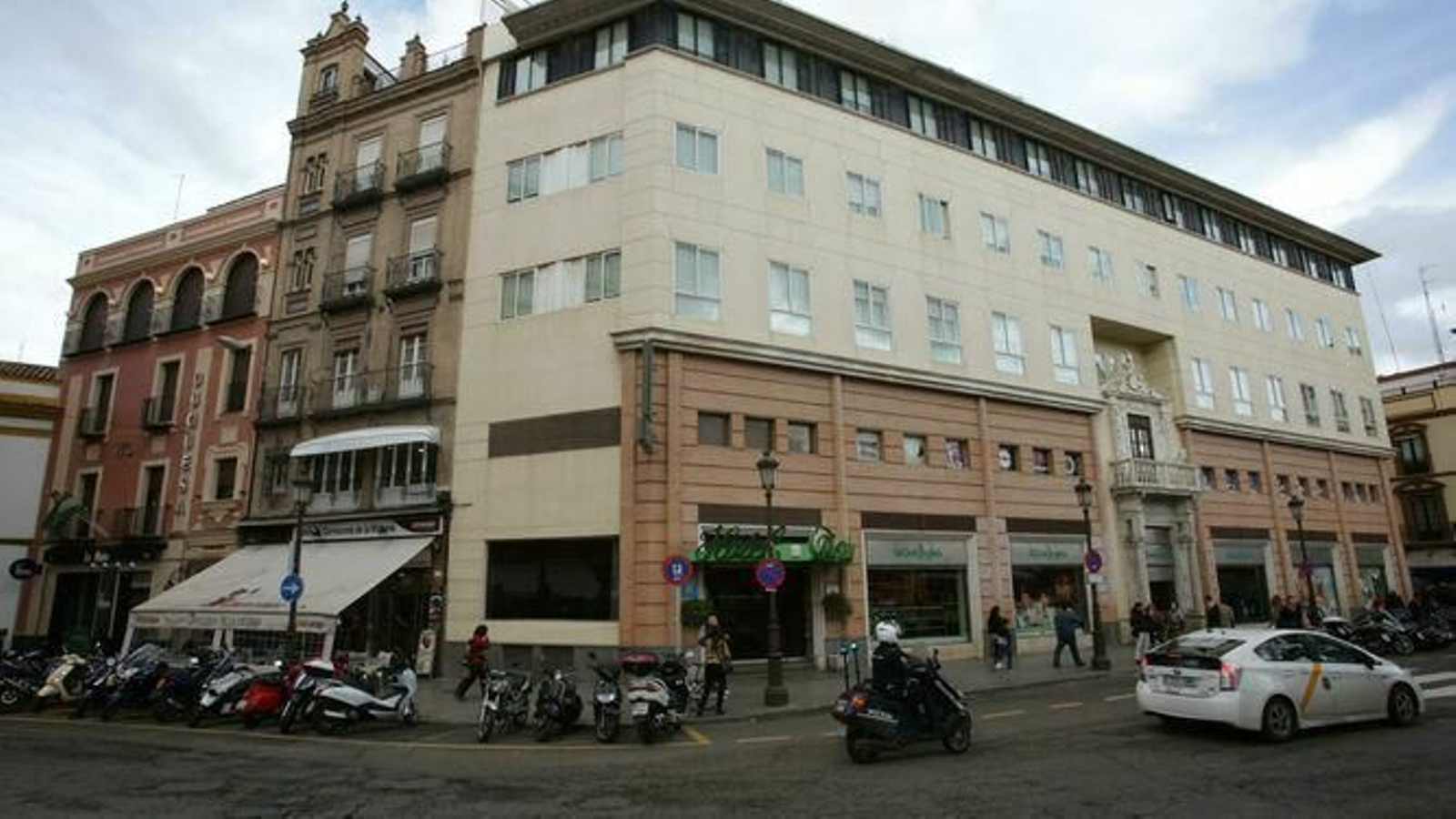 El Hotel Derby y los antiguos almacenes Lubre en la Plaza del Duque