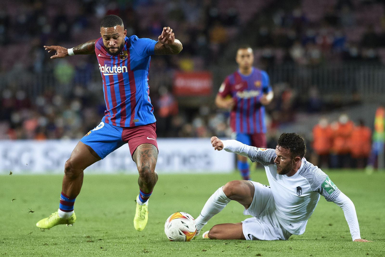 Quini va al suelo para robar una pelota.