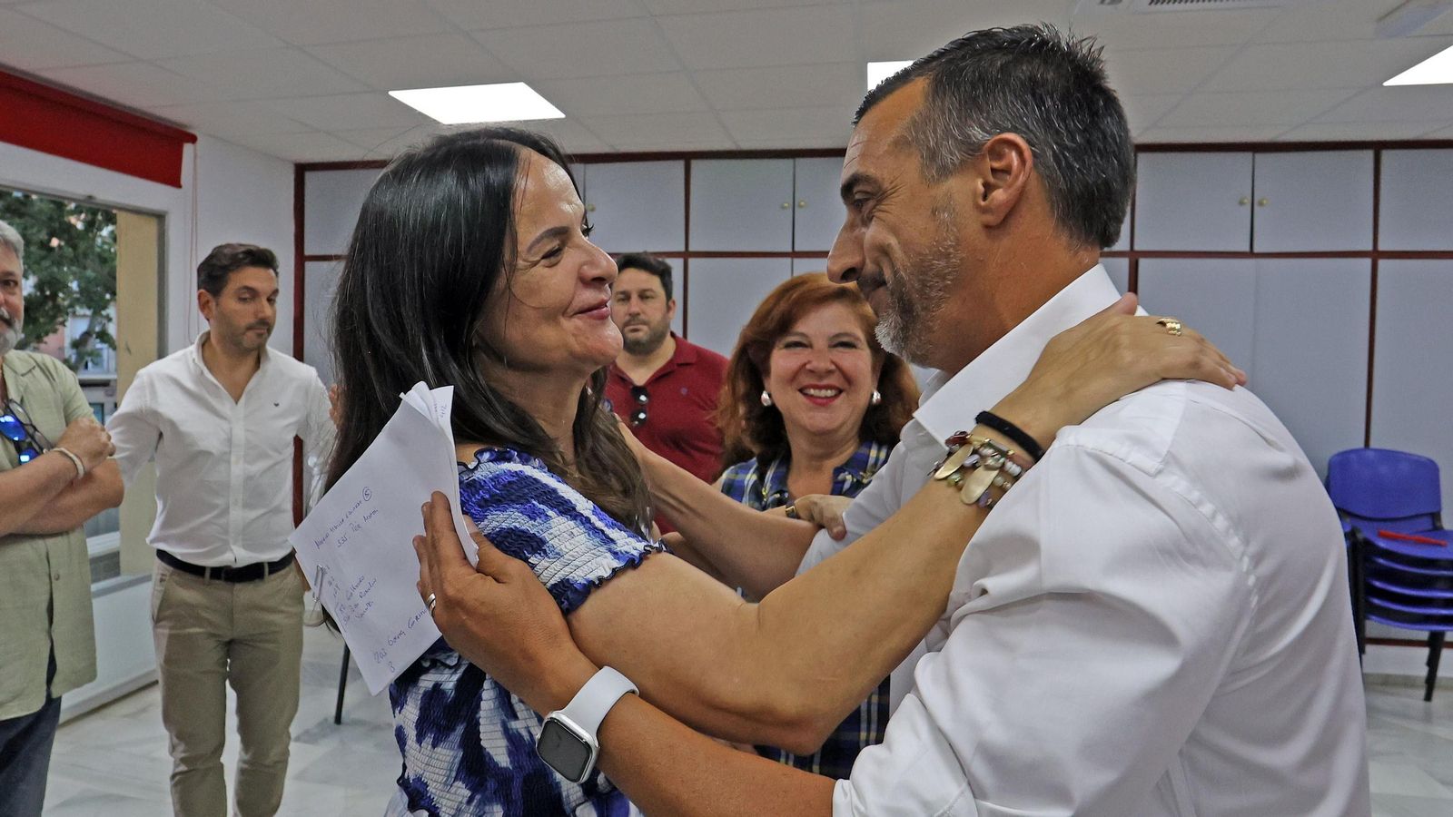 África Becerra felicita a José Antonio Díaz tras conocer el escrutinio.