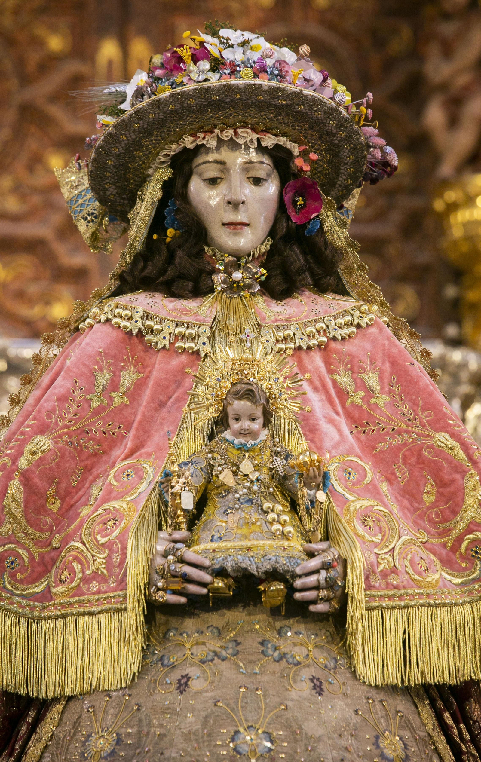 Imágenes de la Virgen del Rocío vestida de Pastora para La Venida de 2019