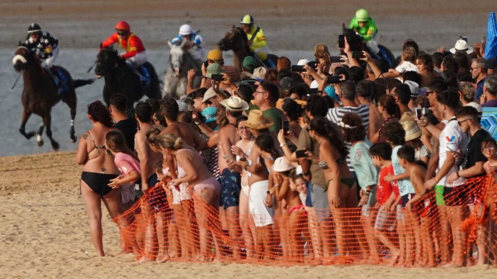 Una instantánea de la celebración del primer ciclo de las carreras de caballos en las playas de Sanlúcar.