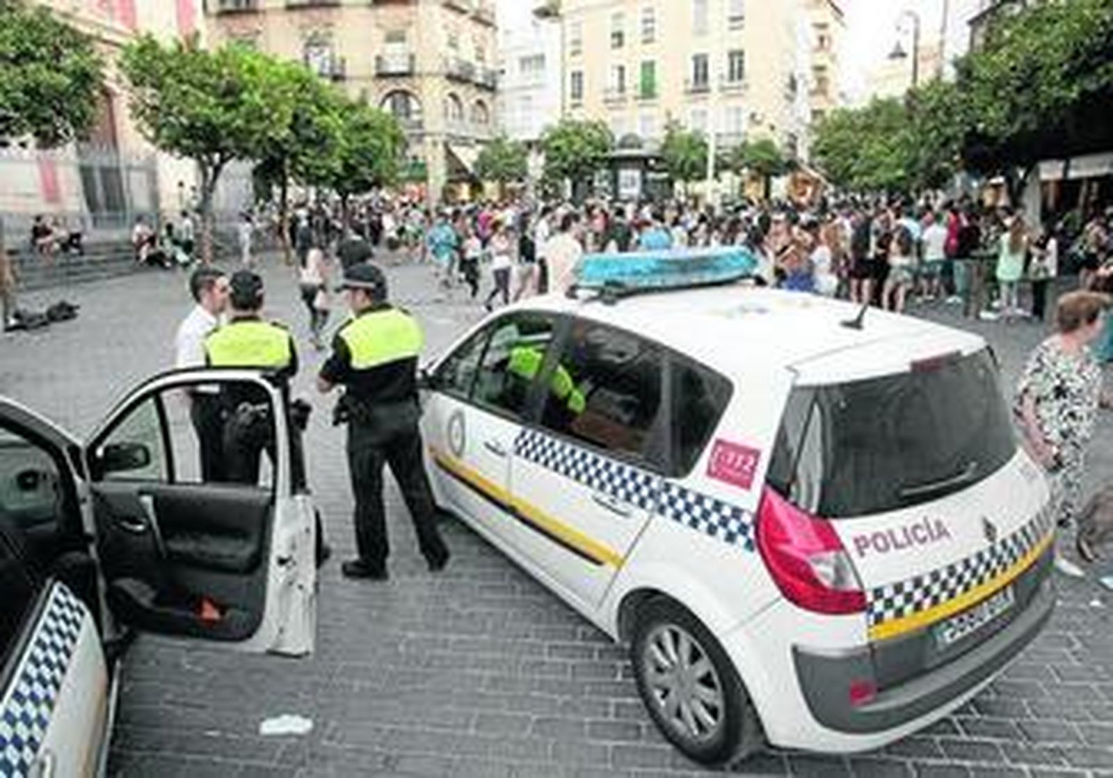 Una de las recientes concentraciones en la Plaza del Salvador cuando la Policía Local comenzaba a montar el dispositivo de disolución.