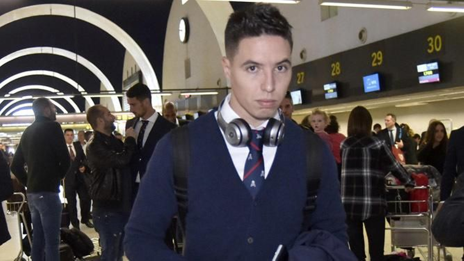 Nasri, en el aeropuerto de Sevilla.