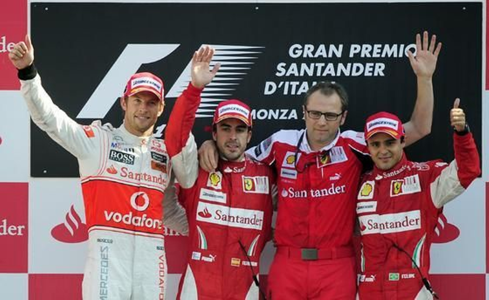 Fernando Alonso refuerza su candidatura al Mundial tras ganar en Monza. / AFP