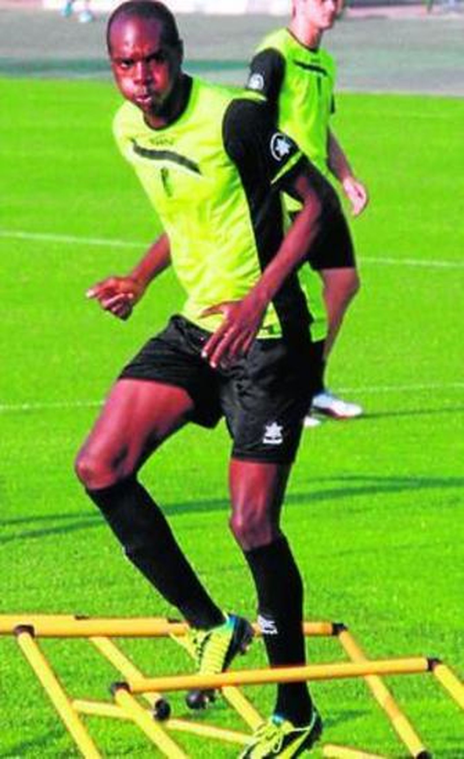 Yebda controla el balón con el pecho en un partido anterior.