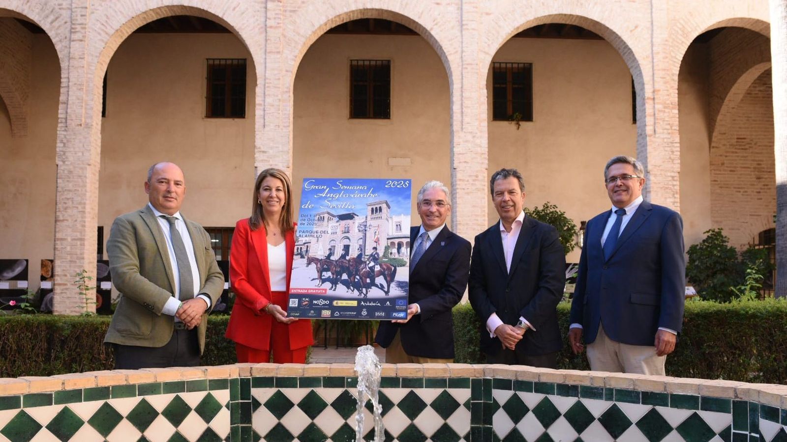 Foto presentación Semana angloárabe con el cartel del acto.