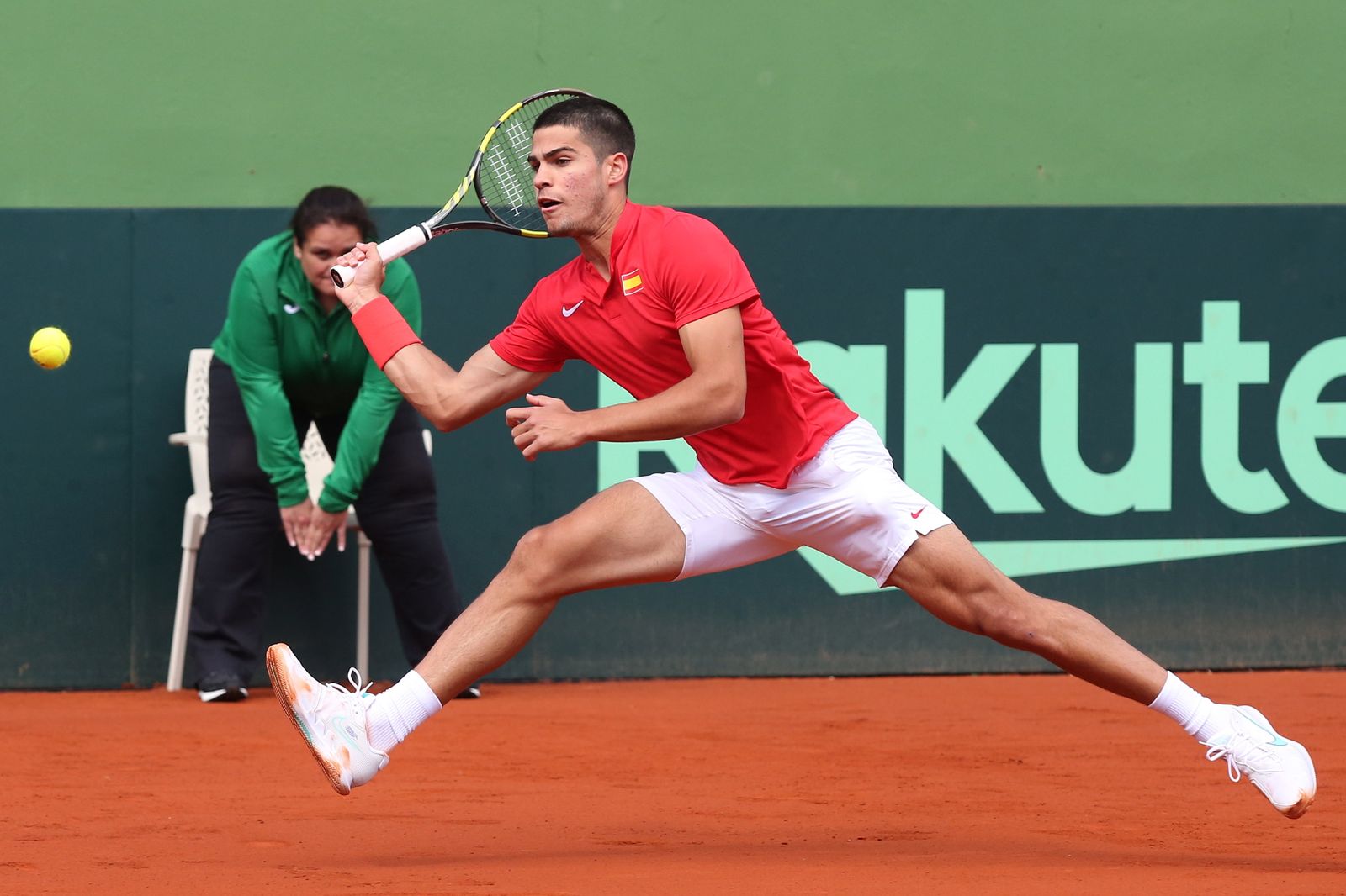 Alcaraz se estira a por una pelota en Marbella.