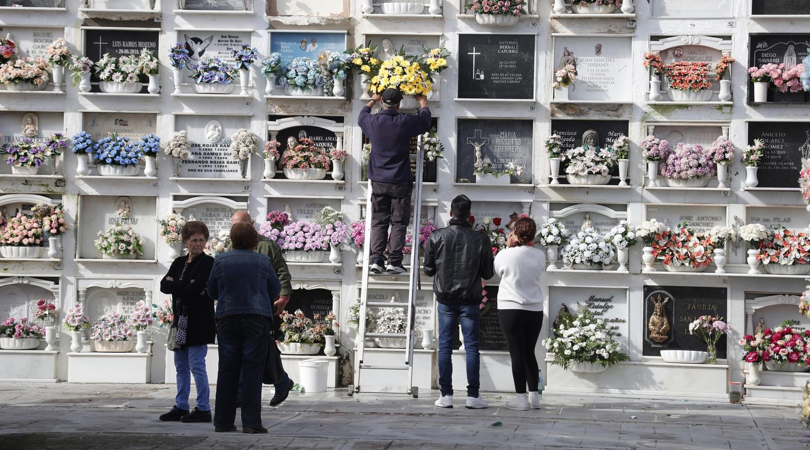 Fotos del Día de Todos Los Santos en el cementerio de La Línea