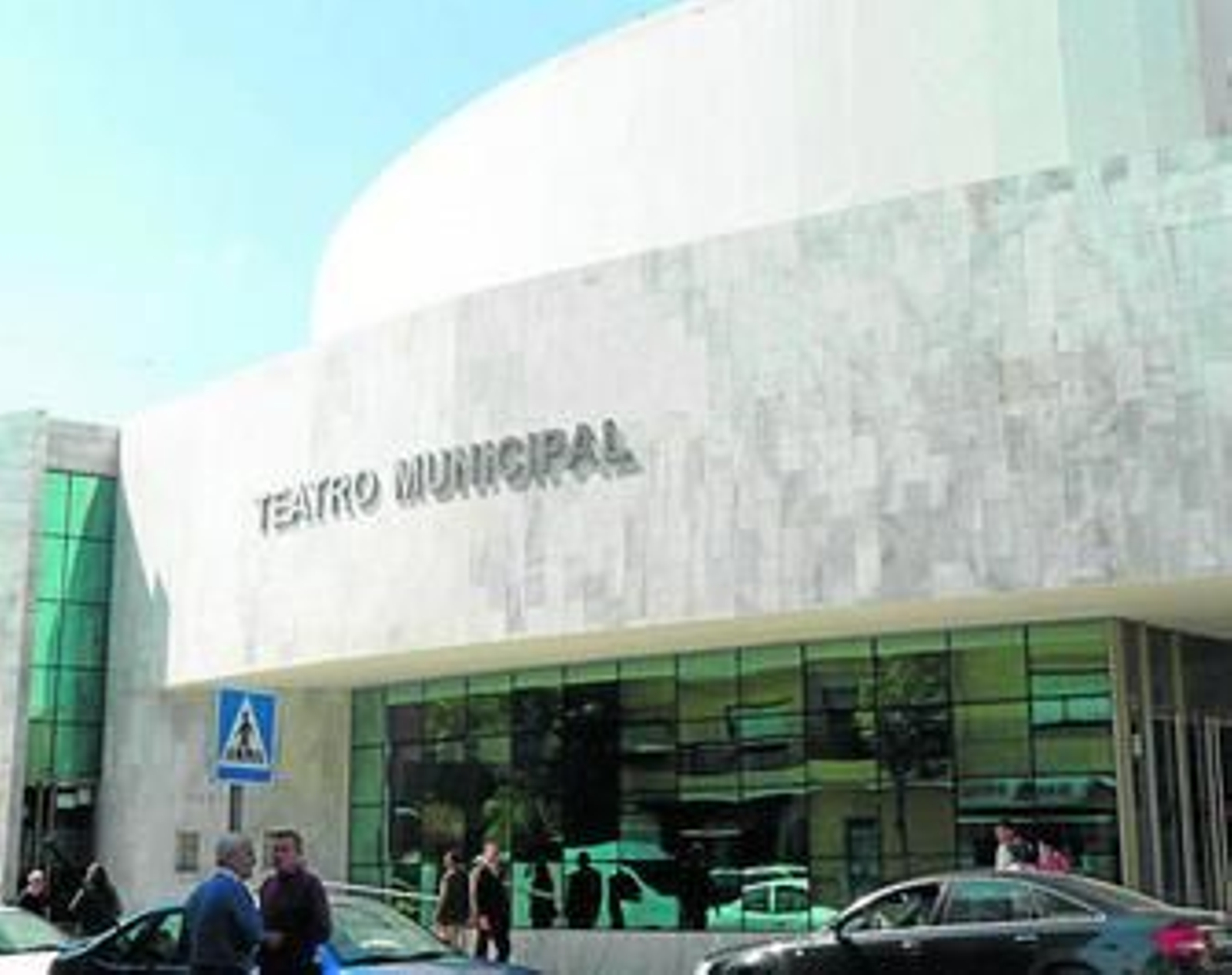 La fachada del Teatro mostrará en las próximas semanas el nuevo nombre elegido.
