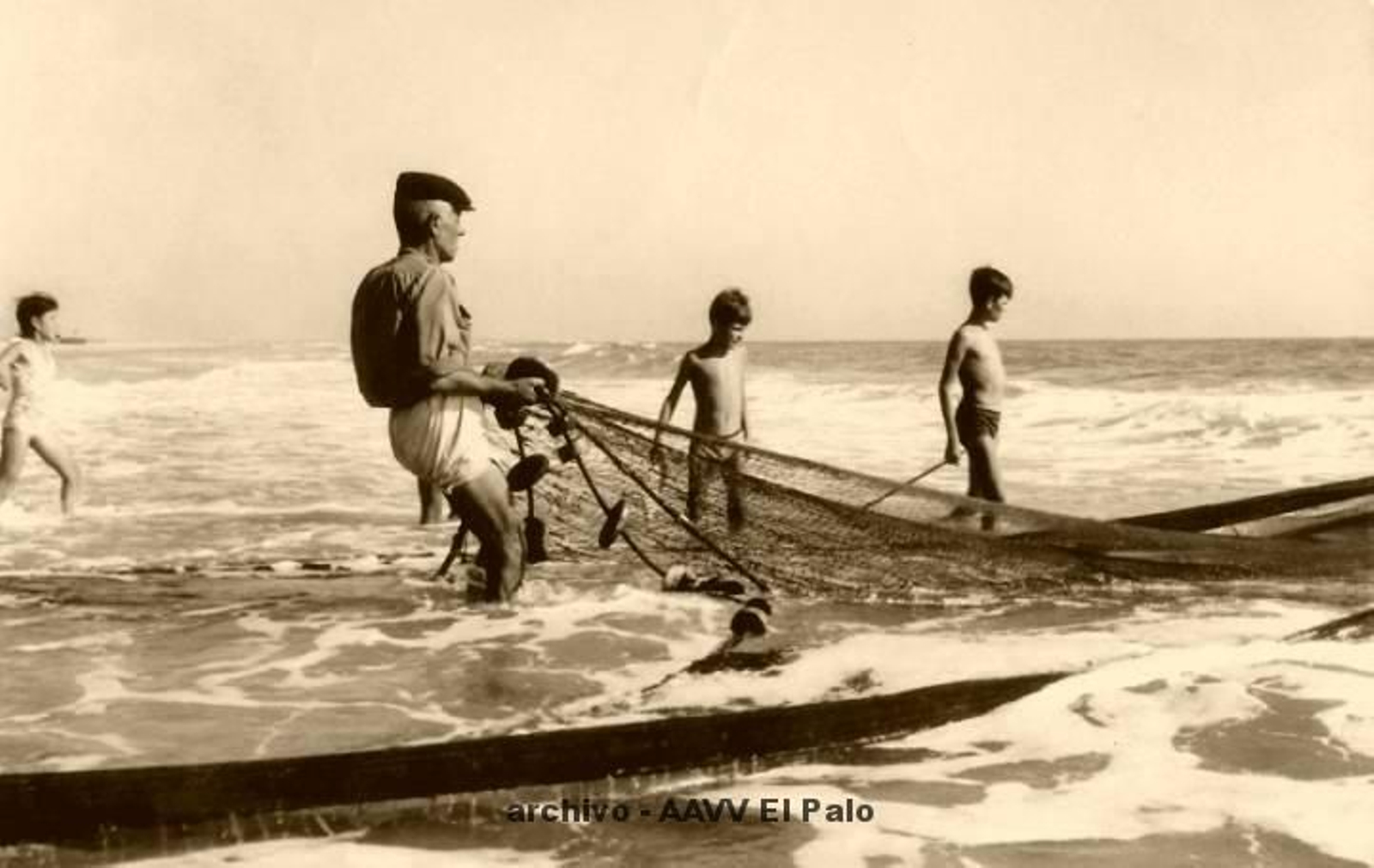 Escena de pesca en la Playa de El Palo.