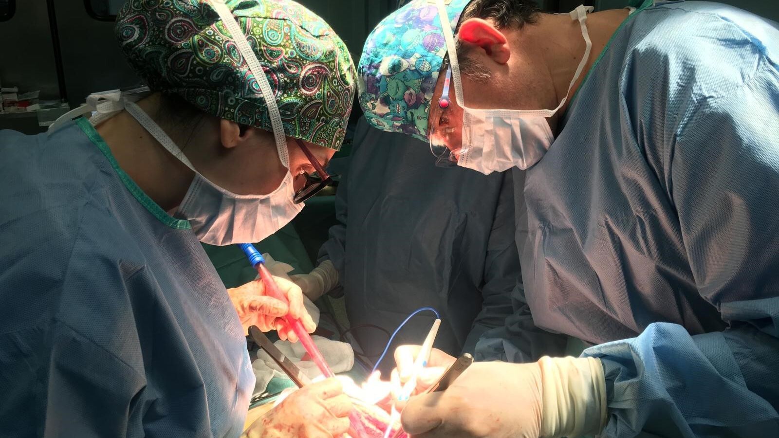 El cirujano Daniel Díaz durante una intervención quirúrgica.