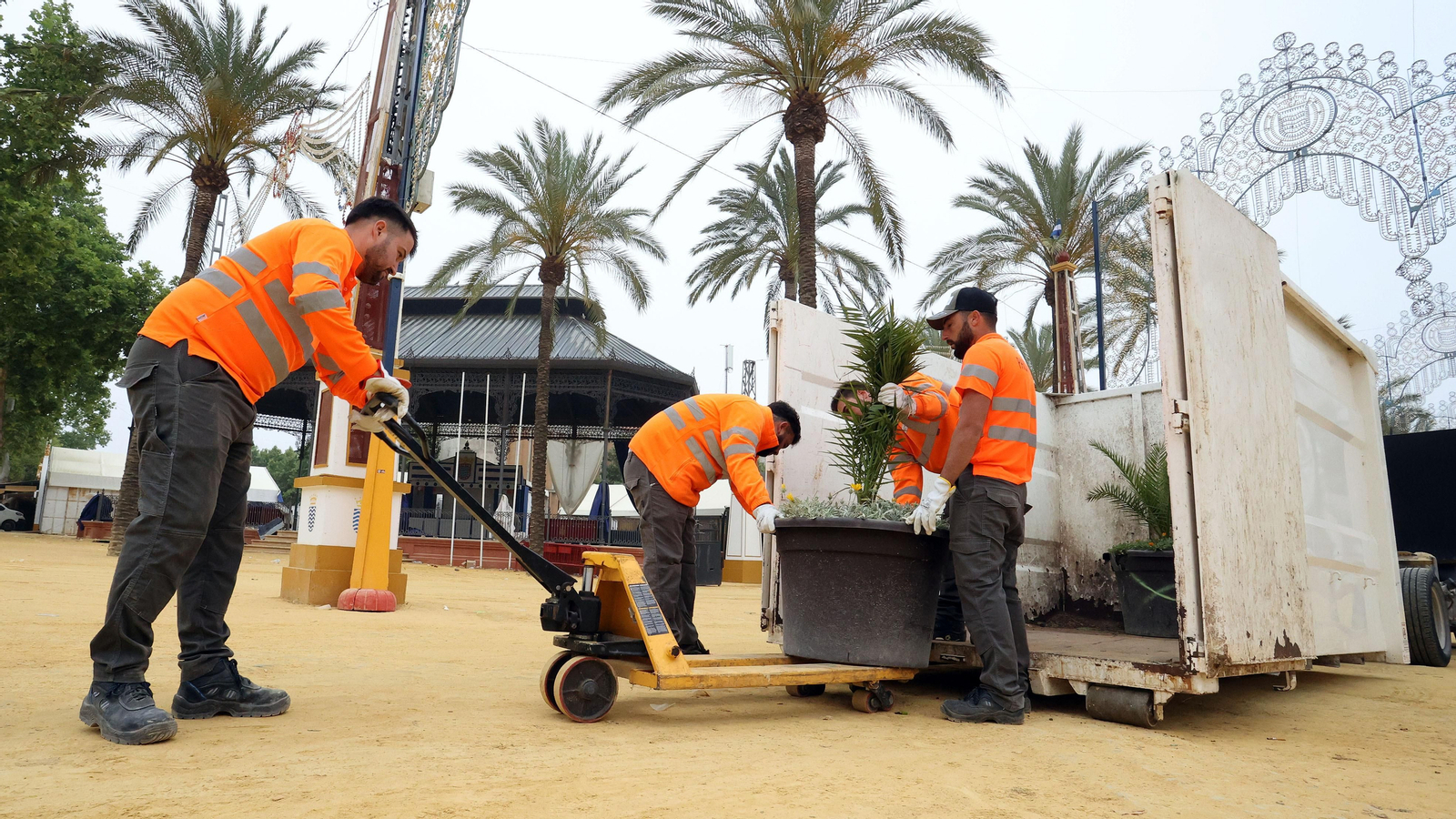 Continúan los trabajos de recogida en la Feria de Jerez 2024 Continúan los trabajos de recogida en la Feria de Jerez 2024