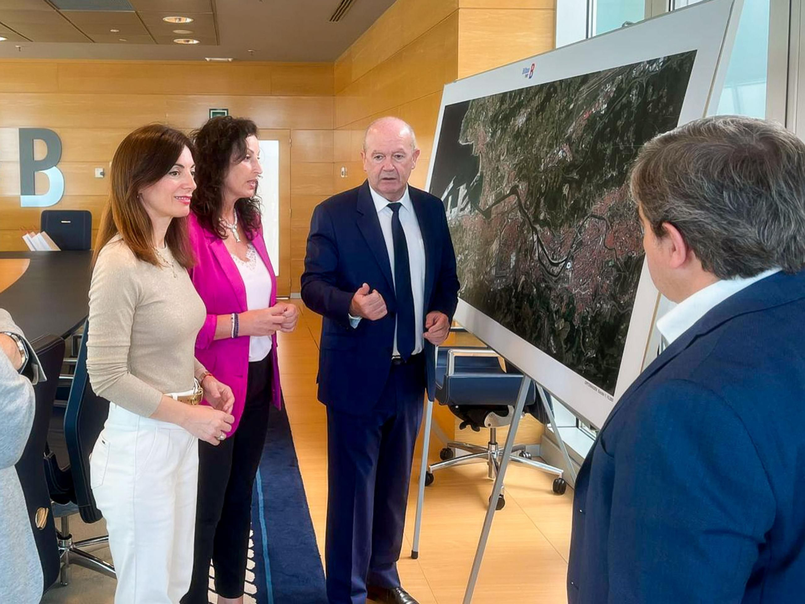 Rosario Soto y María del Mar Vázquez con el presidente del Puerto de Bilbao, Ricardo Barkala, en las instalaciones portuarias.