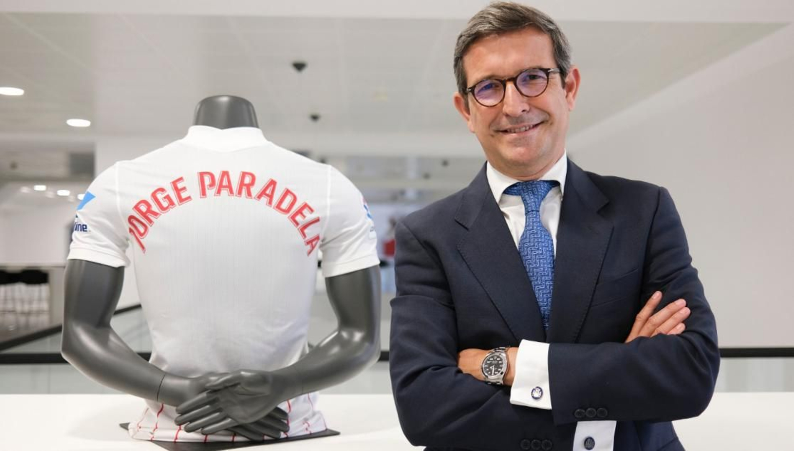 Jorge Paradela posa para la entrevista que concedió a los medios del Sevilla.