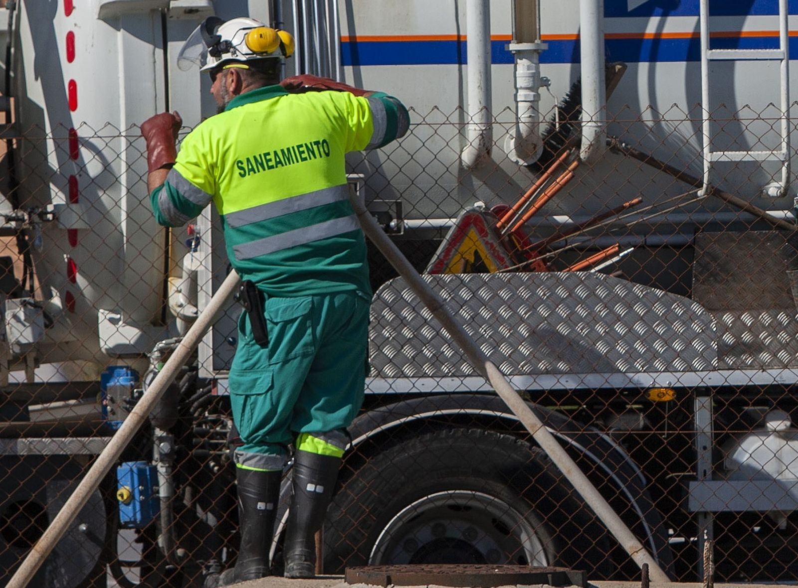 Un trabajador de alcantarillado, en una imagen de archivo.