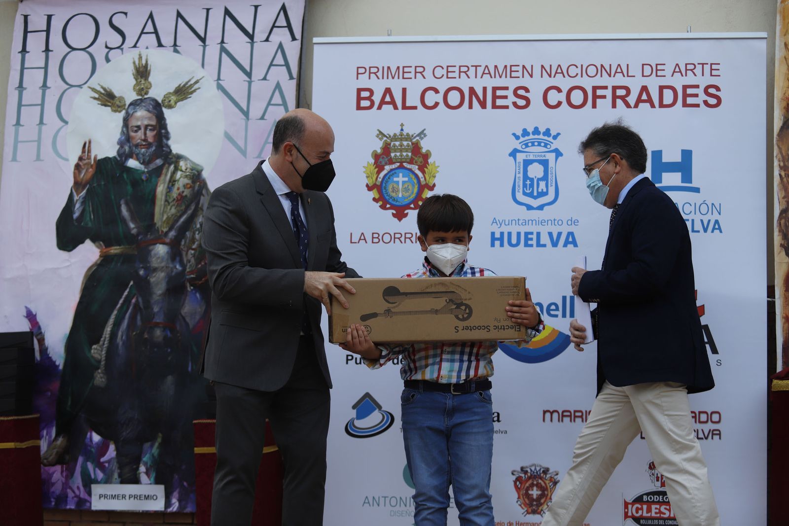 Entrega de los premios del certamen de arte 'Balcones Cofrades' y el concurso escolar de pasos y carteles de Semana Santa 'Ciudad de Huelva'