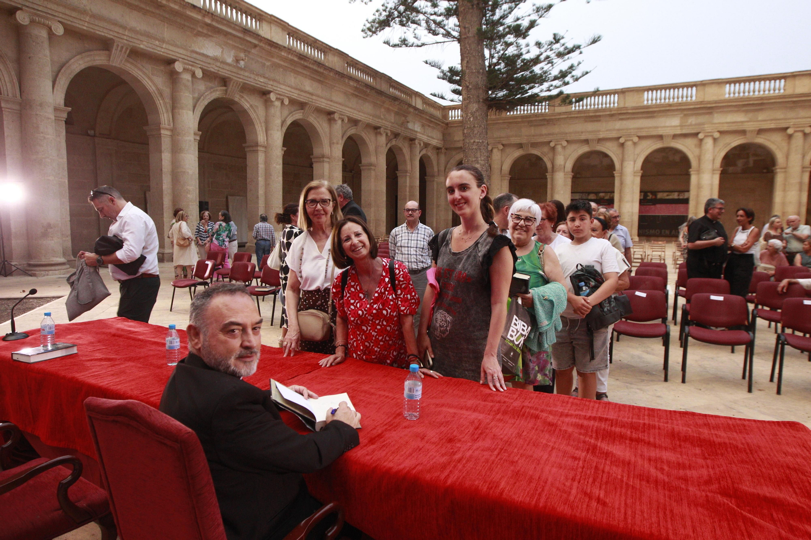 El escritor Jesús Sánchez Adalid, protagonista de Diario de los Libros, en la Catedral de Almería