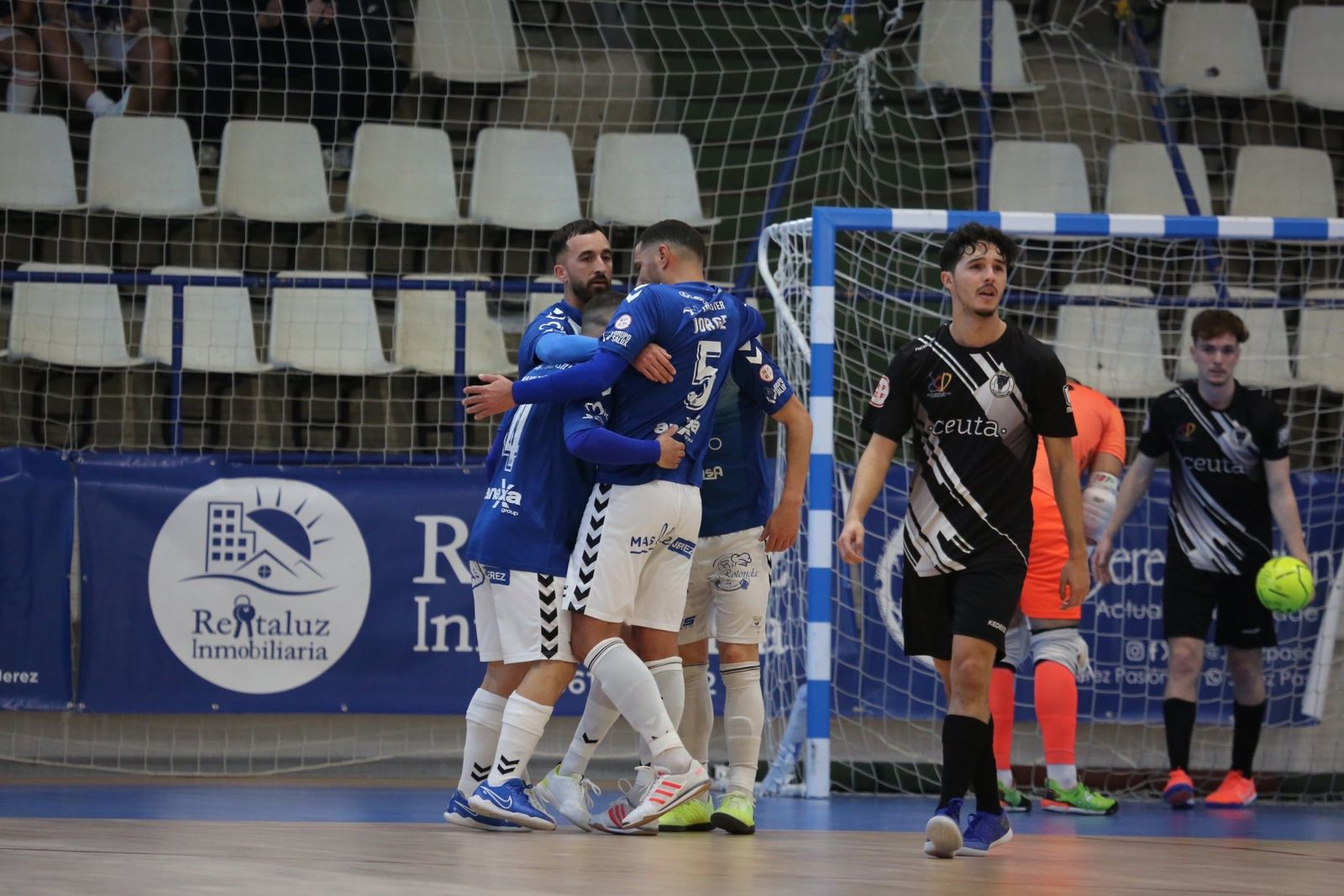 Los azulinos celebran uno de los goles al Pantera.