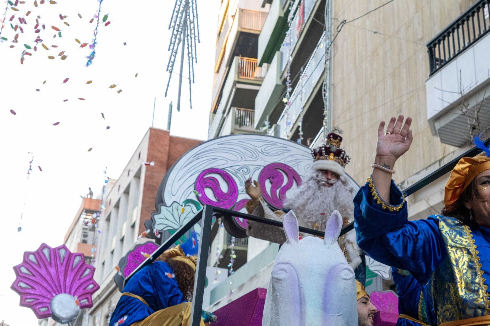 Las mejores fotografías del recorrido y la llegada al ayuntamiento de la cabalgata de Reyes Magos 2026