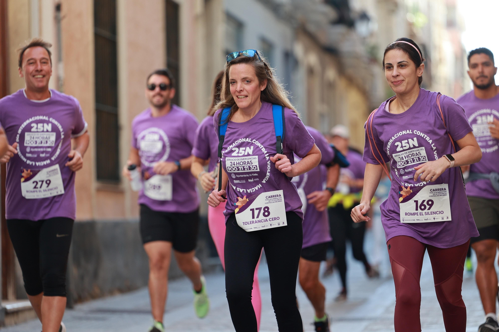 Todas las imágenes de la carrera contra la violencia de género en Cádiz