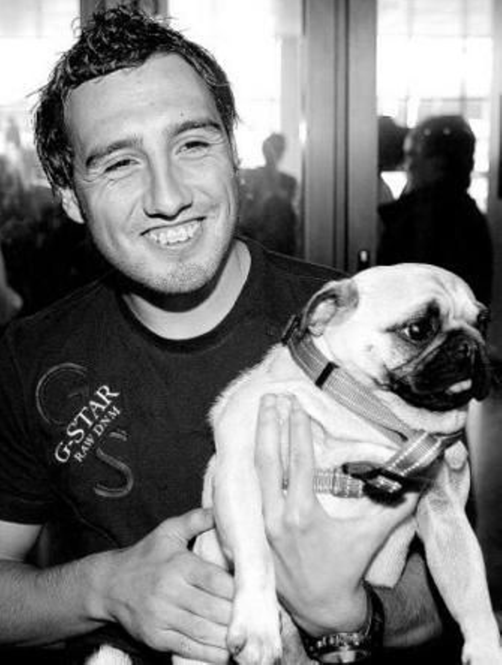 Santiago Cazorla fue recibido en casa por su perro 'Paco'.