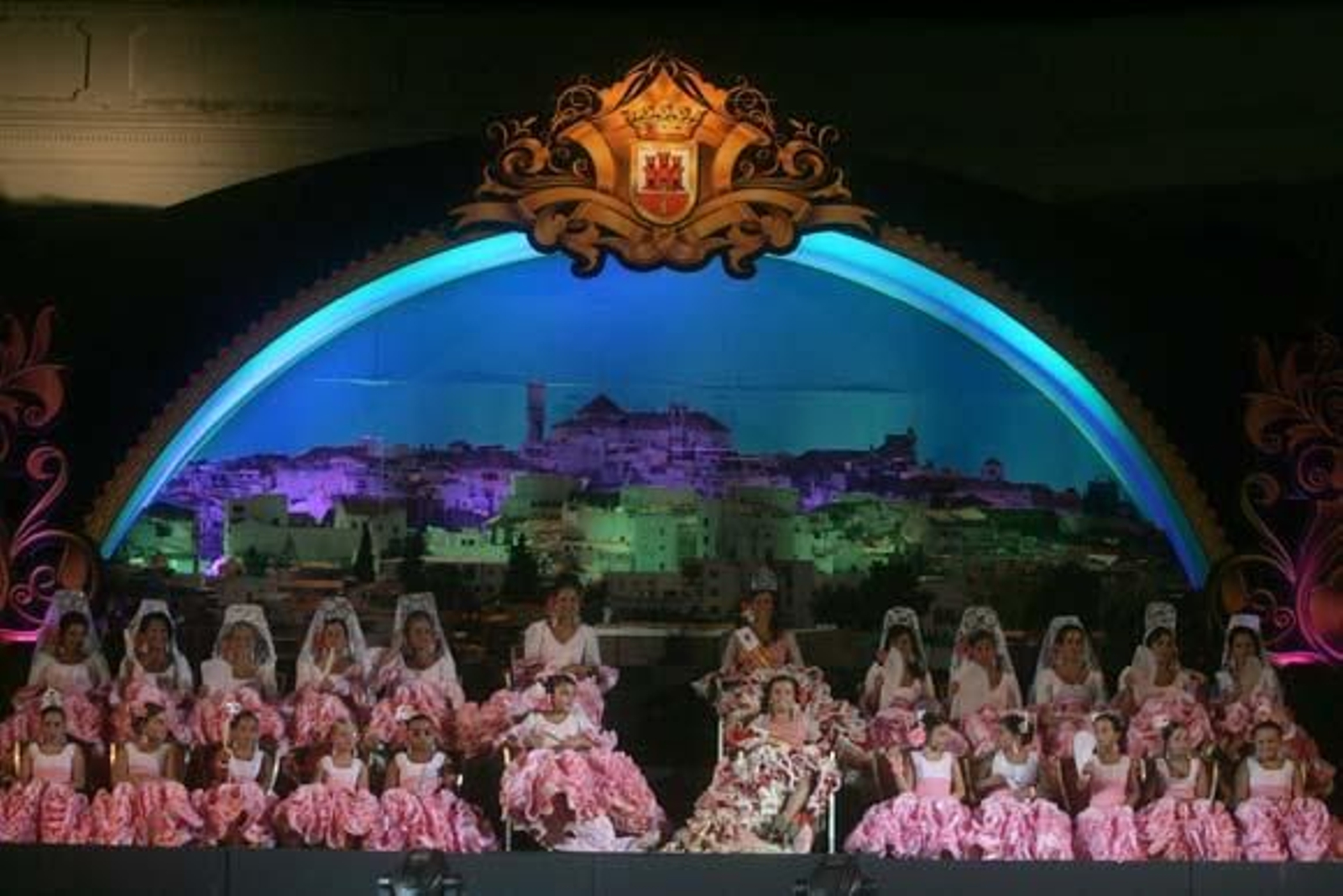 José Chamizo recuerda en el pregón su misión pastoral en San Roque y se procede a la coronación de la reina juvenil e infantil

Foto: J. M. Quinones