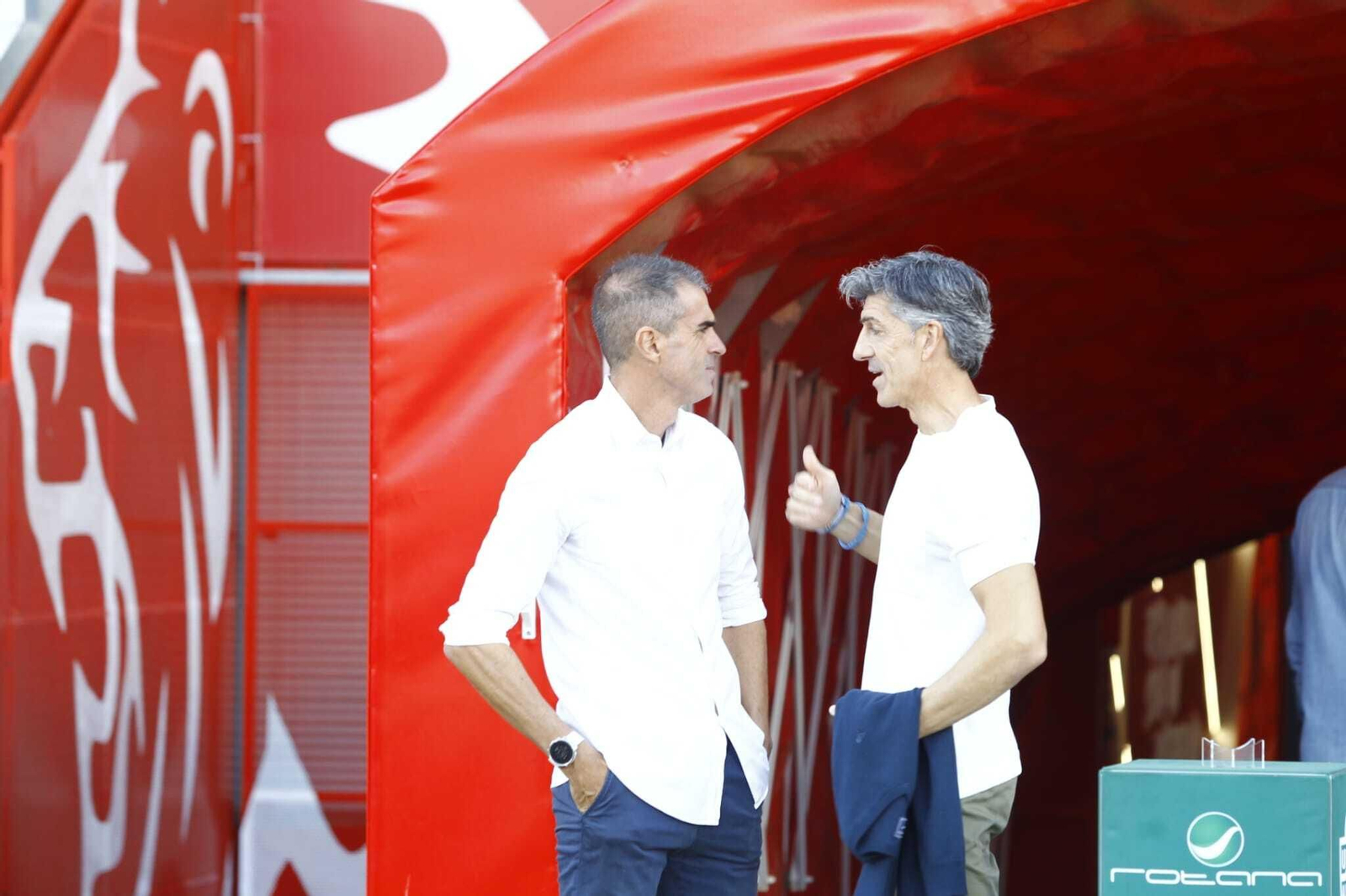 Gaizka Garitano e Imanol Alguacil dialogan antes del comienzo del encuentro en Almería.