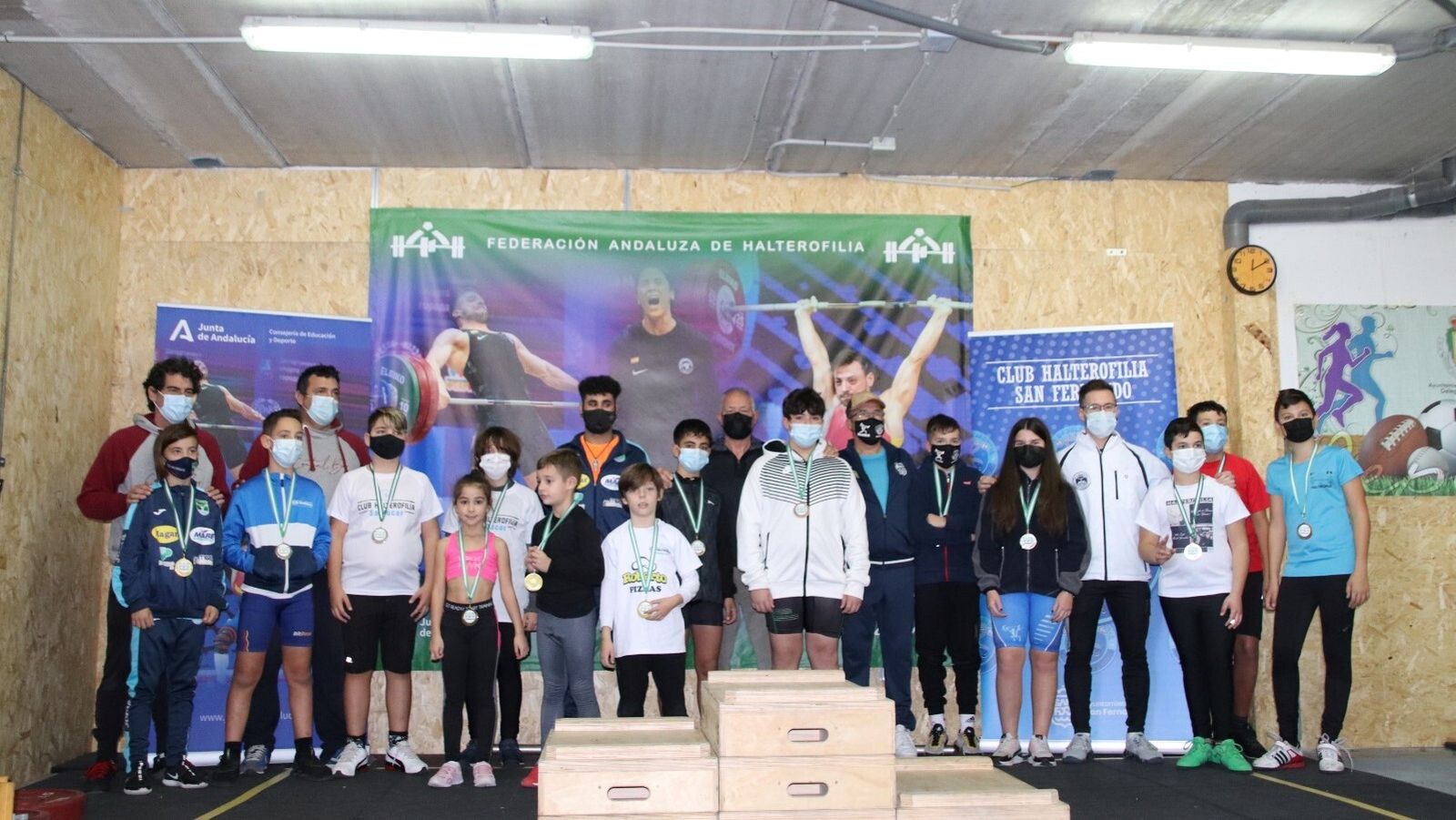 Los jóvenes participantes en la concentración de Navidad y en la Jornada Técnica de Liga Escolar del Club de Halterofilia que se ha celebrado en San Fernando.