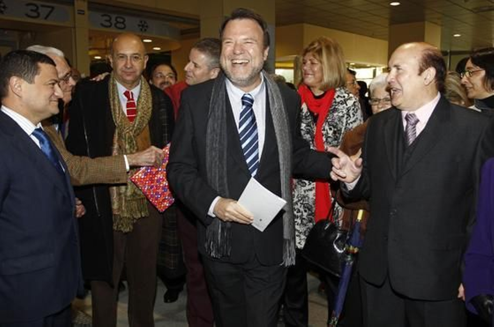 El alcalde inaugura el reformado mercado de la Encarnación. / Antonio Pizarro