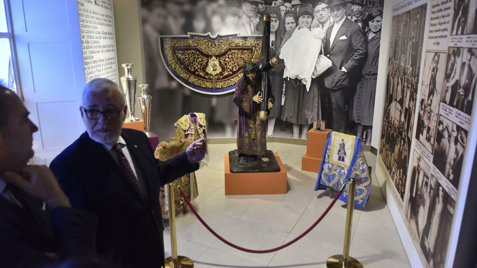 Carlos Colón, comisario de la muestra, enseña el espacio dedicado a los toreros que preside el Gran Poder de la plaza de toros de Las Ventas.