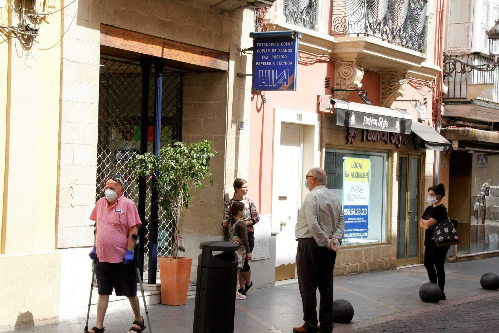 Algunos negocios, como la copistería Hiva, atendían  a sus clientes a través de la baraja.