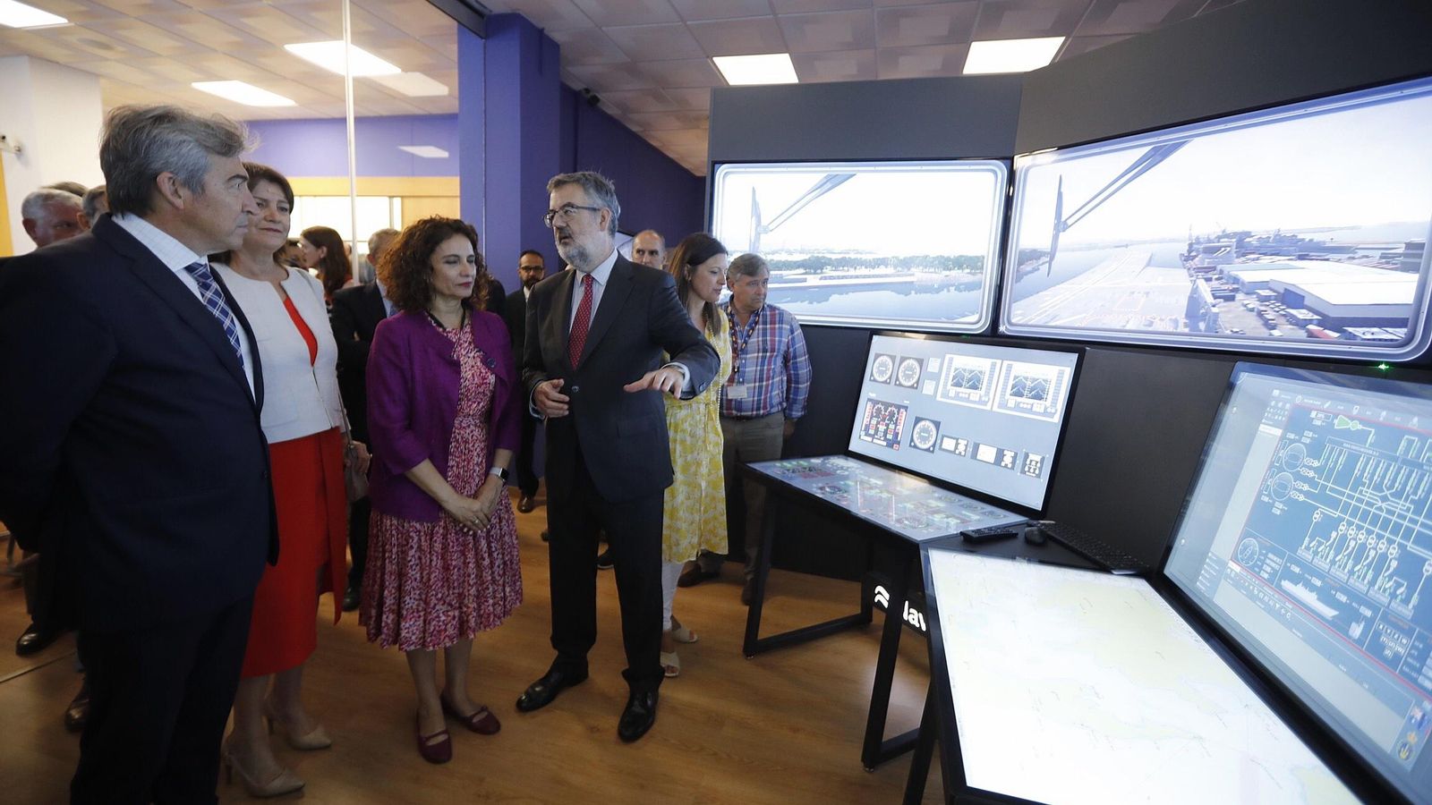 La ministra de Hacienda en uno de los simuladores de Navantia Sistemas. La ministra de Hacienda en uno de los simuladores de Navantia Sistemas.