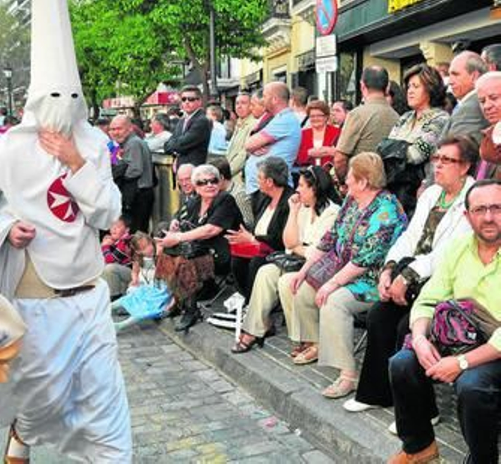 Un grupo de personas con sus sillas plegables en la calle San Pablo.