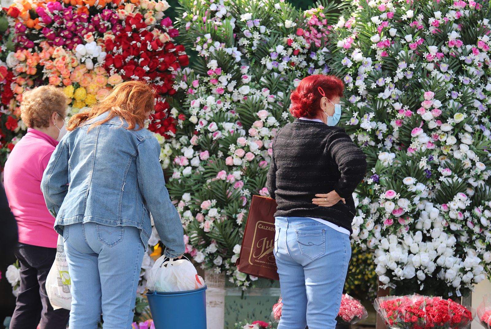 Imágenes de los preparativos en el cementerio de Huelva con motivo de la festividad de Todos los Santos