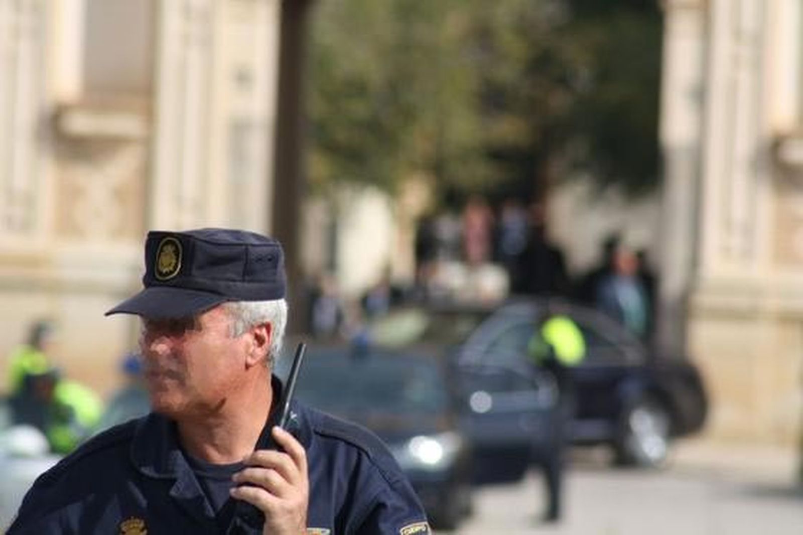 Los funcionarios de la Junta y algunos representantes del CSIF protestan frente a Torretriana.

Foto: Redacci?