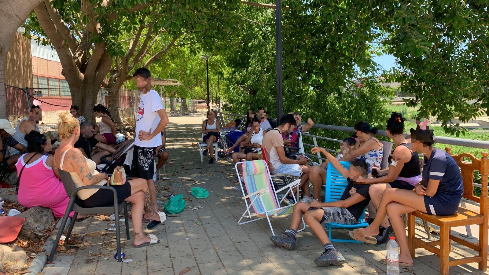 Familiares del desaparecido, acampados en las inmediaciones del río Fuengirola, donde se le perdió la pista.
